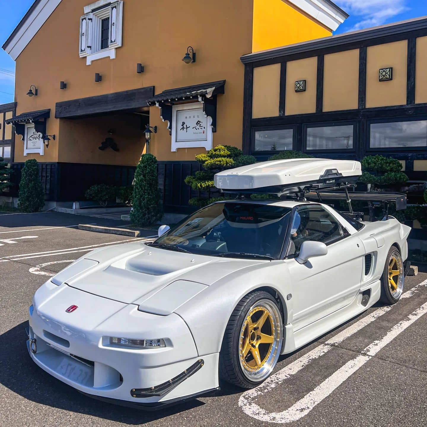 MODIFIED HONDA NSX WITH A ROOF CARGO BOX FOR CAMPING IN JAPAN