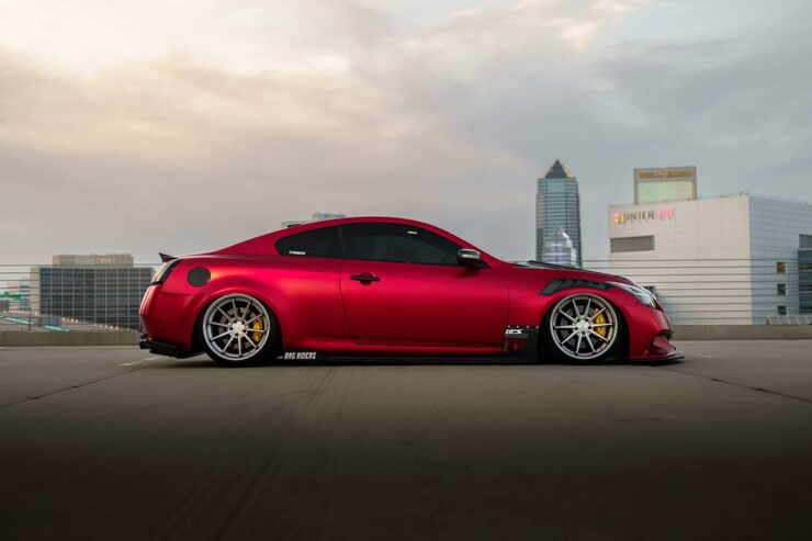Slammed Infiniti G37 Coupe on air suspension